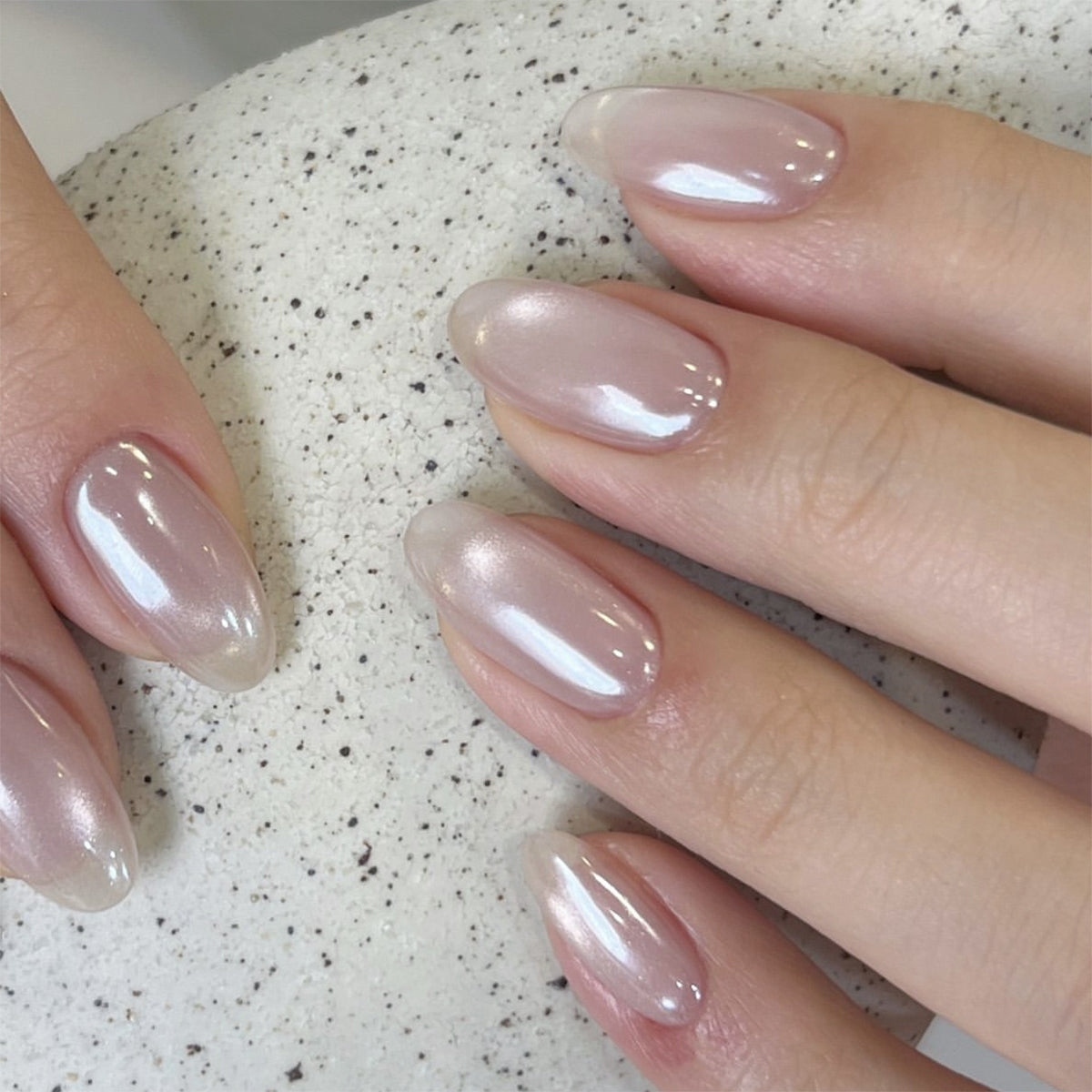 Cat-Eye Almond Short Nails